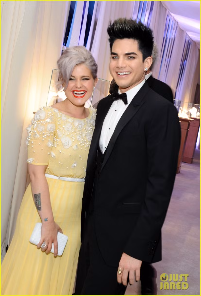 Kelly Osbourn bên cạnh Adam Lambert