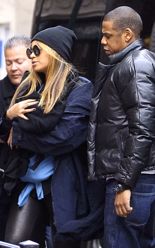 Beyoncé cùng chồng Jay-Z lần đầu tiên đưa con gái Blue Ivy Carter ra ngoài. Beyoncé quấn chiếc chăn quanh bé Blue và bế bé trên tay. Theo họ còn có đội ngũ nhân viên an ninh để bảo vệ.