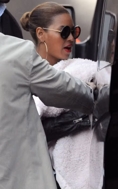 "Tranh thủ" lúc tiết trời bớt giá rét, Beyoncé Knowles đưa con gái Blue Ivy đi công viên hôm 8/3. Nữ ca sĩ cuốn Ivy trong chiếc chăn bông trắng. "Tranh thủ" lúc tiết trời bớt giá rét, Beyoncé Knowles đưa con gái Blue Ivy đi công viên hôm 8/3. Nữ ca sĩ cuốn Ivy trong chiếc chăn bông trắng.