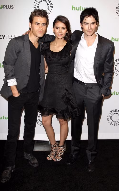 Dàn diễn viên của "Nhật kí ma cà rồng" cùng nhau xuất hiện trong PaleyFest 2012 tại Beverly Hills, California hôm 10/3. Nữ diễn viên Nina Dobrev xinh đẹp ở giữa hai "anh em nhà ma cà rồng" Paul Wesley và Ian Somerhalder.