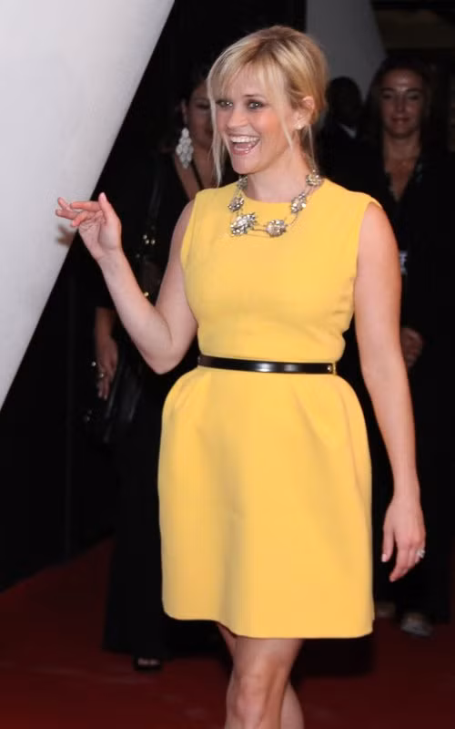 Reese Witherspoon đang bận rộn trong chuyến quảng bá cho phim "This means war" - "Cuộc chiến tình yêu" tại Rio de Janeiro, Brazil hôm 8/3. Nữ diễn viên trông tươi tắn và xinh đẹp trong bộ váy màu vàng. Bộ phim "This means war" hiện đang được chiếu tại các rạp ở Việt Nam và rất được khán giả yêu thích. Reese Witherspoon đang bận rộn trong chuyến quảng bá cho phim "This means war" - "Cuộc chiến tình yêu" tại Rio de Janeiro, Brazil hôm 8/3. Nữ diễn viên trông tươi tắn và xinh đẹp trong bộ váy màu vàng. Bộ phim "This means war" hiện đang được chiếu tại các rạp ở Việt Nam và rất được khán giả yêu thích.