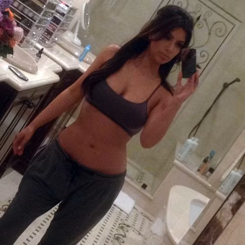 Kim Kardashian khoe mặt mộc và cơ thể của mình khi cô vừa chia sẻ bức ảnh tự chụp mới nhất.