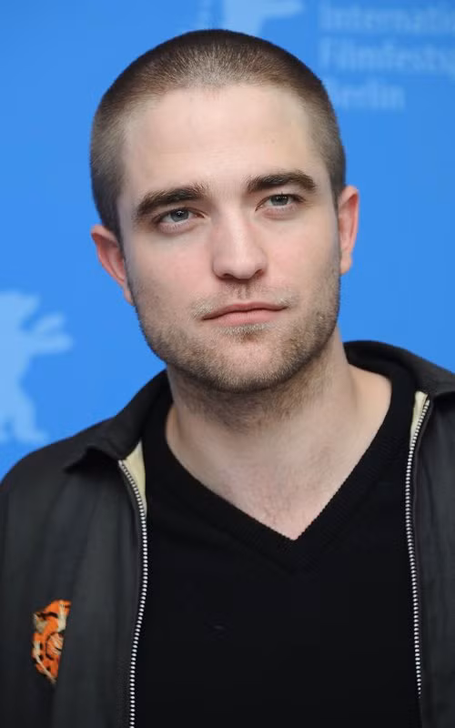 Phim "Bel Ami" do Robert Pattinson và Uma Thurman đóng chính được đạo diễn bởi Declan Donnellan, Nick Ormerod xoay quanh câu chuyện về người đàn ông trẻ có được quyền lực ở Paris nhờ vào mối quan hệ với những người phụ nữ giàu có và uy lực nhất thành phố.