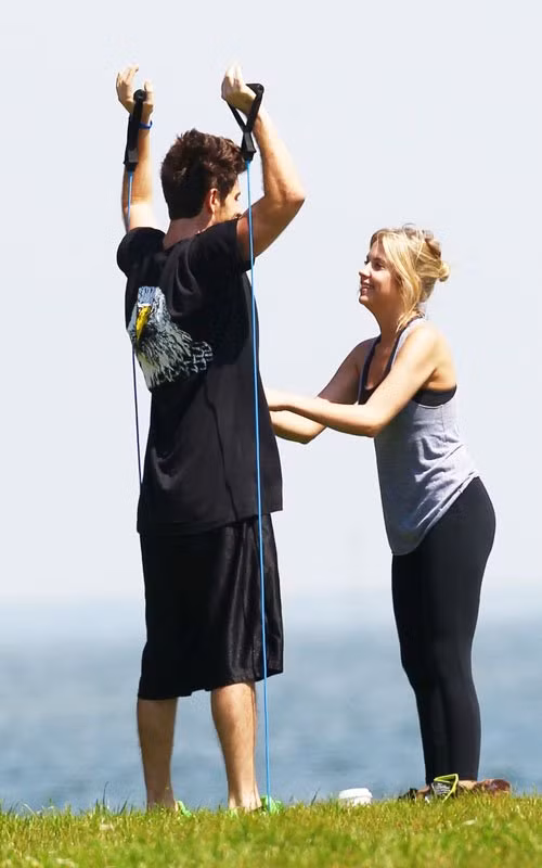 Hôm qua, Ashley Benson bị bắt gặp đang cùng bạn trai đi tập thể dục gần bờ biển ở St Petersburg, Florida. Ngôi sao của "Pretty Little Liars" tập các động tác gập mình, nhảy dây cùng Ryan Good.