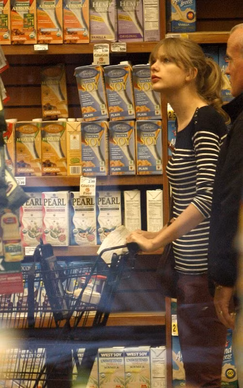 Taylor Swift vừa có một ngày bận rộn với việc mua sắm đồ gia đình tại siêu thị hôm thứ 6. Nữ ca sĩ giành 2 giải Grammy vừa tuyên bố rằng cô sẽ mời một bệnh nhân ung thư 18 tuổi Kevin McGuire cùng đi đến Lễ trao giải Academy of Country Music diễn ra ngày 1/4 tới.