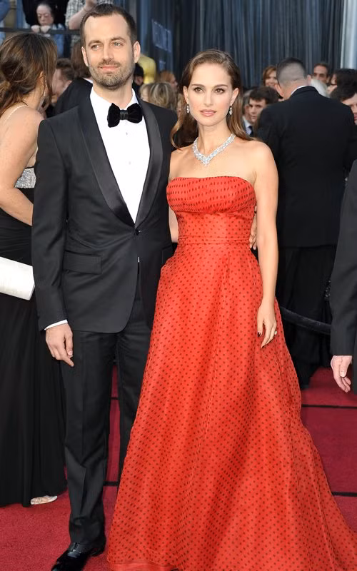 Việc bị bắt gặp cùng đeo nhẫn đính hôn tại lễ trao giải Oscar, Natalie Portman và hôn phu Benjamin Milipied càng khiến dư luận nghi ngờ rằng hai người đã bí mật kết hôn. Và mới đây, Jaime Wolf-người thiết kế nhẫn cho hai ngôi sao tiết lộ rằng họ đã thực sự kết hôn.