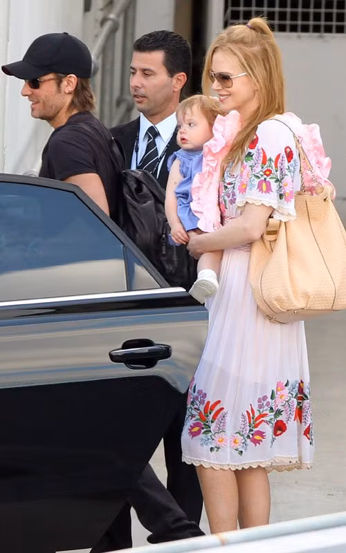 Sau khi rời Los Angeles lên máy bay về nhà, Nicole Kidman cùng gia đình nhỏ vừa hạ cánh xuống sân bay Sydney hôm 16/3. Hai vợ chồng đưa con gái Sunday Rose và cháu gái Faith Margaret đi thăm quê hương. Sau khi rời Los Angeles lên máy bay về nhà, Nicole Kidman cùng gia đình nhỏ vừa hạ cánh xuống sân bay Sydney hôm 16/3. Hai vợ chồng đưa con gái Sunday Rose và cháu gái Faith Margaret đi thăm quê hương.