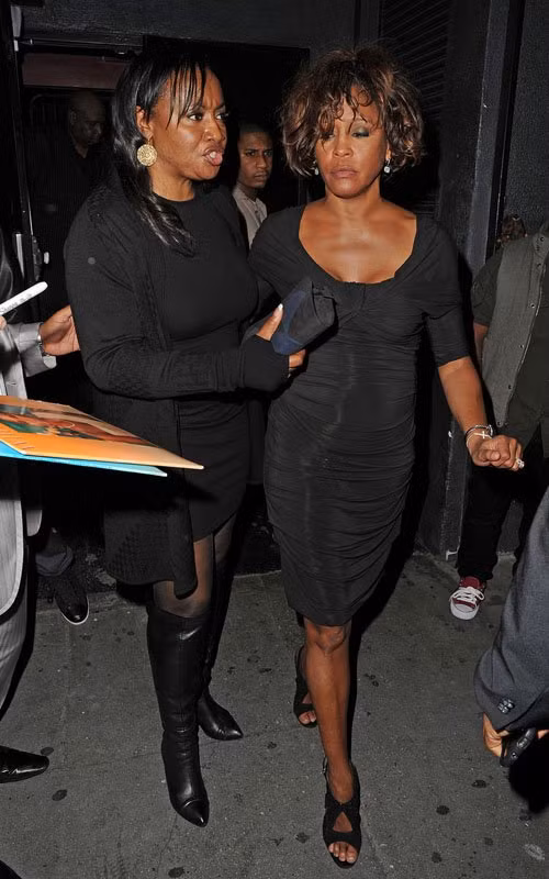 Tối ngày 9/2, những hình ảnh của Whitney Houston đi đến câu lạc bộ đêm Tru Hollywood còn lan truyền trên khắp các mặt báo. Rất dễ để nhận ra rằng lúc này trông Whitney Houston thực sự khá mệt mỏi và căng thẳng. Nhưng không ai ngờ rằng đây chính là những hình ảnh cuối cùng của cố nghệ sĩ. Tối ngày 9/2, những hình ảnh của Whitney Houston đi đến câu lạc bộ đêm Tru Hollywood còn lan truyền trên khắp các mặt báo. Rất dễ để nhận ra rằng lúc này trông Whitney Houston thực sự khá mệt mỏi và căng thẳng. Nhưng không ai ngờ rằng đây chính là những hình ảnh cuối cùng của cố nghệ sĩ.
