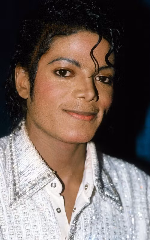 Dù Michael Jackson đã qua đời ba năm nhưng vẫn có vô số người hâm mộ âm nhạc của ông. Theo như thông báo, hai người đàn ông đến từ UK đã bị bắt giữ và buộc tội ăn cắp 50 nghìn bản nhạc trái phép từ kho nhạc của Sony, trong đó có rất nhiều ca khúc của Michael Jackson. Dù Michael Jackson đã qua đời ba năm nhưng vẫn có vô số người hâm mộ âm nhạc của ông. Theo như thông báo, hai người đàn ông đến từ UK đã bị bắt giữ và buộc tội ăn cắp 50 nghìn bản nhạc trái phép từ kho nhạc của Sony, trong đó có rất nhiều ca khúc của Michael Jackson.