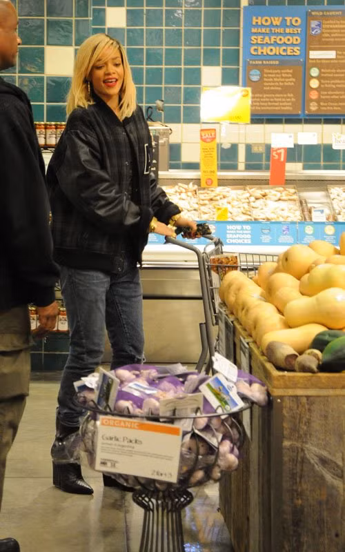Hôm 16/3, Rihanna được chụp lại đang đi lòng vòng với chiếc xe đẩy trong siêu thị Whole Foods ở New York. Cô nàng tỏ ra rất thích thú trong việc mua sắm thức ăn. Hôm 16/3, Rihanna được chụp lại đang đi lòng vòng với chiếc xe đẩy trong siêu thị Whole Foods ở New York. Cô nàng tỏ ra rất thích thú trong việc mua sắm thức ăn.
