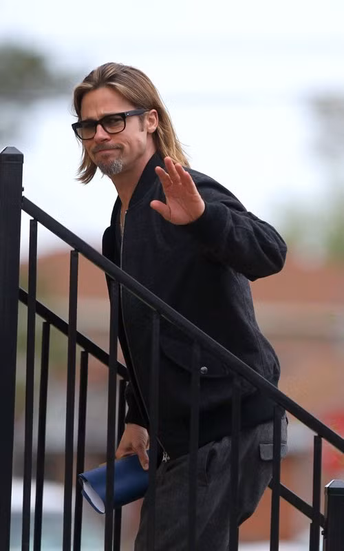 Brad Pitt đến New Orleans, Lousiana hôm 9/3 để tham gia từ thiện tại Lower Ninth Ward. Nam diễn viên vẫy tay và cười trước ống kính phóng viên cũng như các fan trên đường đi. Cuối tuần này, Brad Pitt sẽ cùng Kanye West, Rihanna, Sheryl Crow và Snoop Dogg biểu diễn tại quỹ từ thiện Make It Right Foundation. Toàn bộ tiền thu được sẽ được dùng để xây nhà cho người thu nhập thấp ở Lower Ninth Ward. Brad Pitt đến New Orleans, Lousiana hôm 9/3 để tham gia từ thiện tại Lower Ninth Ward. Nam diễn viên vẫy tay và cười trước ống kính phóng viên cũng như các fan trên đường đi. Cuối tuần này, Brad Pitt sẽ cùng Kanye West, Rihanna, Sheryl Crow và Snoop Dogg biểu diễn tại quỹ từ thiện Make It Right Foundation. Toàn bộ tiền thu được sẽ được dùng để xây nhà cho người thu nhập thấp ở Lower Ninth Ward.