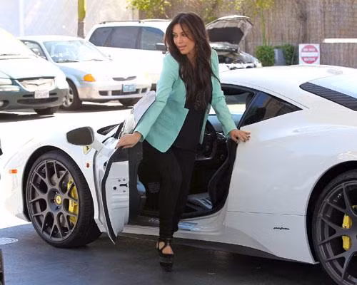 Chiều hôm qua, Kim Kardashian vừa xuất hiện tại trạm xăng ở Sherman Oaks, California để đổ xăng cho chiếc Ferrari mới. Kim Kardashian mặc chiếc áo vest xanh và quần đen. Tuần trước có vẻ là một tuần khá bận rộn của Kim khi cô vừa phải tham dự tuần lễ thời trang của Kanye West, vừa thực hiện loạt ảnh quảng bá cho Midori Liquor. Chiều hôm qua, Kim Kardashian vừa xuất hiện tại trạm xăng ở Sherman Oaks, California để đổ xăng cho chiếc Ferrari mới. Kim Kardashian mặc chiếc áo vest xanh và quần đen. Tuần trước có vẻ là một tuần khá bận rộn của Kim khi cô vừa phải tham dự tuần lễ thời trang của Kanye West, vừa thực hiện loạt ảnh quảng bá cho Midori Liquor.