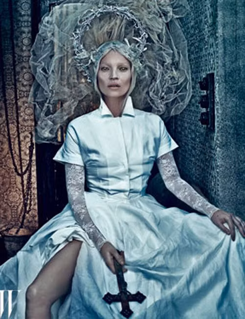 Kate Moss vừa thực hiện loạt ảnh mới trên W tháng 3. Cô mặc trang phục với điểm nhấn là vải ren đội đầu. Kate Moss ấn tượng và khác lạ với ánh mắt và tư thế ngồi đờ đẫn như... vô hồn.
