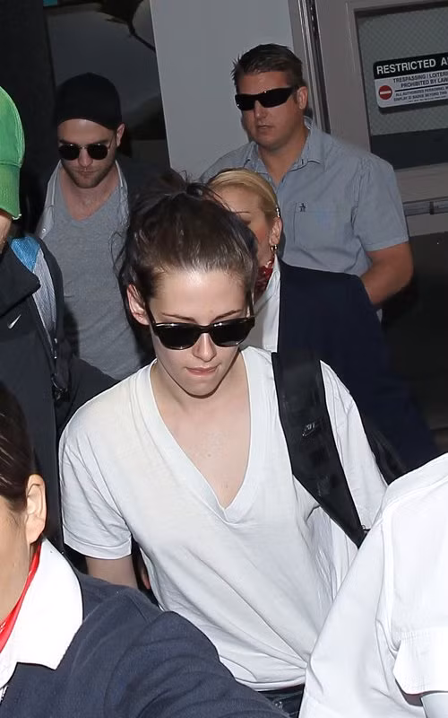 Cặp đôi Robert Pattinson-Kristen Steward vừa cùng nhau trở về Mỹ từ tuần lễ thời trang Paris hôm 8/3. Cặp đôi này trông khá ủ rũ khi về tới sân bay và nhanh chóng đi qua nơi các fan đang đứng đón chào họ. Cặp đôi Robert Pattinson-Kristen Steward vừa cùng nhau trở về Mỹ từ tuần lễ thời trang Paris hôm 8/3. Cặp đôi này trông khá ủ rũ khi về tới sân bay và nhanh chóng đi qua nơi các fan đang đứng đón chào họ.