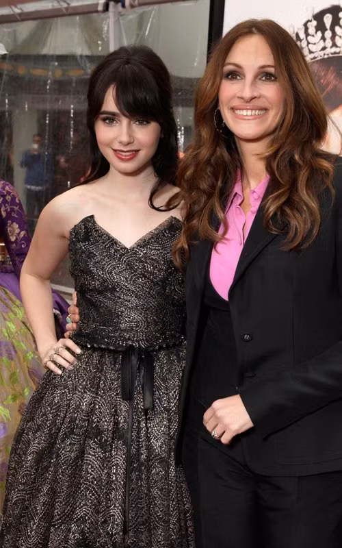 Có mặt ở rạp phim Trung Quốc Grauman, Lily Collins và Julia Roberts gia nhập cùng các ngôi sao khác như Victoria Justice và Kylie Jenner để tham dự buổi công chiếu phim "Mirror Mirror" hôm 17/3. Có mặt ở rạp phim Trung Quốc Grauman, Lily Collins và Julia Roberts gia nhập cùng các ngôi sao khác như Victoria Justice và Kylie Jenner để tham dự buổi công chiếu phim "Mirror Mirror" hôm 17/3.