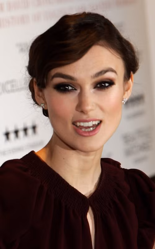 Keira Knightley mới có mặt tại buổi công chiếu phim "A dangerous method". Nữ diễn viên xinh đẹp của "Cướp biển Carribbean" lộng lẫy trong bộ váy màu nâu có đai đen tươi cười trước ống kính phóng viên. (Xem đầy đủ thông tin này)