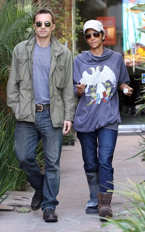 Halle Berry vừa tuyên bố hôm 10/3 rằng anh và nữ diễn viên đoạt giải Oscar-Olivier Martinez đã chính thức đính hôn.