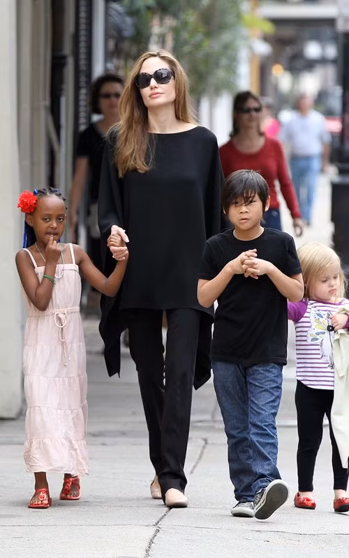 Ngày Chủ Nhật, Angelina Jolie vừa đưa các con Vivienne, Zahara và Pax Thiên đi chơi ở New Orleans.