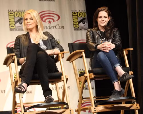Kristen Stewart và Charlize Theron vừa cùng nhau ngồi trên sân khấu của WonderCon ở Anaheim, California hôm thứ Bảy để chia sẻ với mọi người về bộ phim mới "Nữ hoàng tuyết và thợ săn". Kristen Stewart và Charlize Theron vừa cùng nhau ngồi trên sân khấu của WonderCon ở Anaheim, California hôm thứ Bảy để chia sẻ với mọi người về bộ phim mới "Nữ hoàng tuyết và thợ săn".