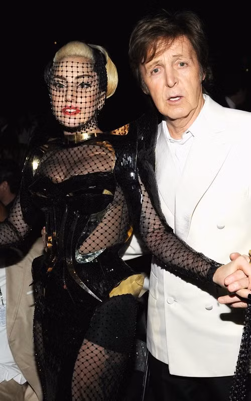 Là một trong những nghệ sĩ tiếng tăm nhất thế giới nhưng Lady Gaga lại khá "mờ nhạt" trong Grammy năm nay. Cô cũng nhận đề cử "Album của năm" cho "Born this way" nhưng cuối cùng Adele đã chiến thắng.