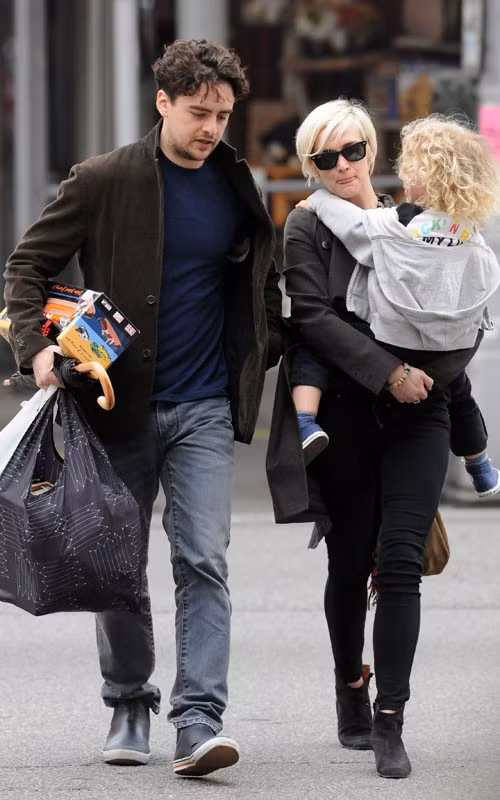 Ashlee Simpson vừa cùng chồng Vincent Piazza và con trai Bronx đi mua sắm ở New York hôm 16/3. Mặc áo khoác đen, cùng quần và giầy cũng màu đen rất "tông xuyệt tông", nữ ca sĩ của "Pieces of me" có vẻ đã mua sắm được vài món đồ ưng ý. Ashlee Simpson vừa cùng chồng Vincent Piazza và con trai Bronx đi mua sắm ở New York hôm 16/3. Mặc áo khoác đen, cùng quần và giầy cũng màu đen rất "tông xuyệt tông", nữ ca sĩ của "Pieces of me" có vẻ đã mua sắm được vài món đồ ưng ý.