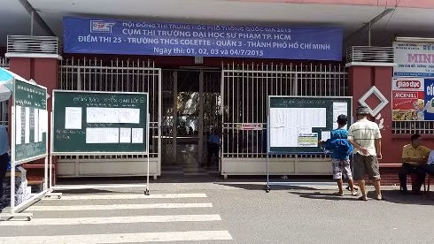 Cổng điểm thi THCS Collette mở toang, dù mới 9h52 sáng ngày 1/7 (ảnh: Thế Quân) Cổng điểm thi THCS Collette mở toang, dù mới 9h52 sáng ngày 1/7 (ảnh: Thế Quân)