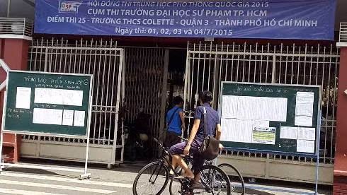 Học sinh trường Collette thoải mái hỏi thông tin, dù đang giờ thi tốt nghiệp THPT quốc gia (ảnh: Thế Quân) Học sinh trường Collette thoải mái hỏi thông tin, dù đang giờ thi tốt nghiệp THPT quốc gia (ảnh: Thế Quân)
