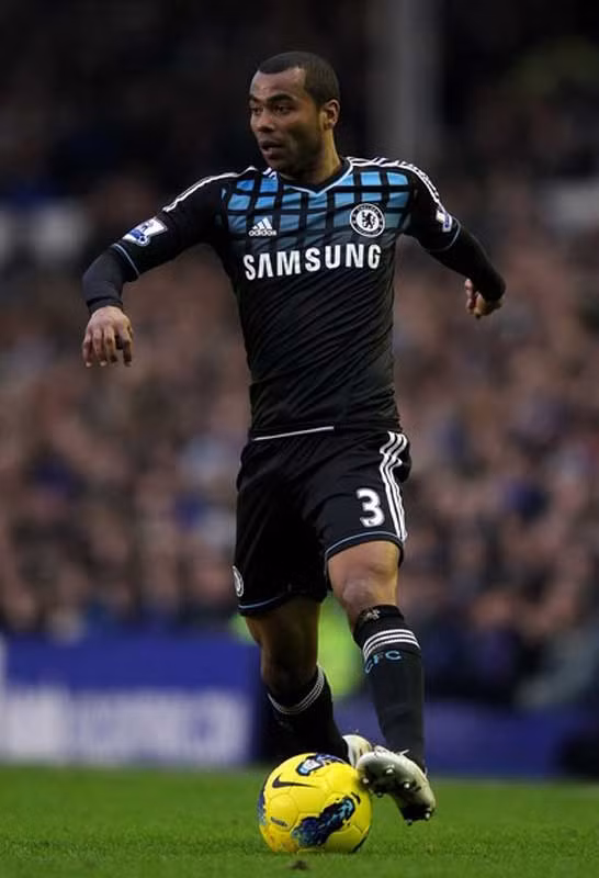 3. Nhân nói về Ashley Cole, theo tin từ tờ Daily Mail, hậu vệ của Chelsea này đang tìm đường rời khỏi Stamford Bridge sau khi đã công khai chỉ trích Andre Villa-Boas. Cole được cho là sẽ bỏ CLB vào mùa hè này nếu như Roman Abramovich còn tiếp tục đặt niềm tin vào Villa-Boas, và điểm đến có thể là Barcelona. Barca cùng với Real Madrid từng có sự quan tâm tới Cole trong quá khứ nên cựu hậu vệ Arsenal có thể dễ dàng tìm được “đầu ra”.