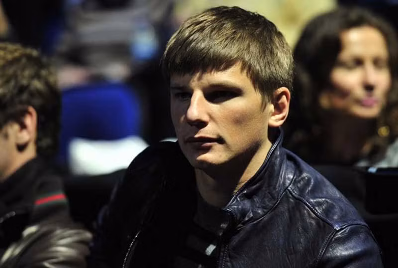 5. Zenit St. Petersburg (Nga) và Arsenal đã đạt được thỏa thuận mượn tiền vệ Andrei Arshavin. Cầu thủ 30 tuổi này chật vật đi tìm phong độ của mình và mùa này mới chỉ chơi 27 trận. Cơ hội của Arshavin sẽ càng hạn hẹp hơn khi Gervinho trở về từ CAN 2012, do đó anh đã chọn nước đi khôn ngoan nhất là trở lại CLB cũ.