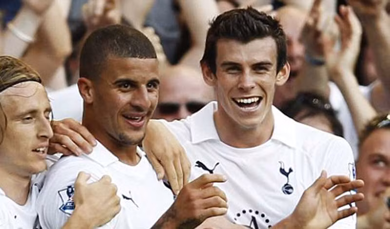 2. Arsene Wenger thừa nhận mình cảm thấy tiếc nuối khi không được sở hữu Gareth Bale. Gareth Bale cùng với Theo Walcott tỏa sáng ở Southampton nhưng trong khi là một fan từ nhỏ của Arsenal, Bale lại chọn gia nhập Tottenham với giá 7 triệu bảng vào năm 2007. “Đúng, chúng tôi đã không chọn Bale cho dù cậu ấy là một cầu thủ rất triển vọng. Khi đó vị trí hậu vệ trái tôi đã có Ashley Cole và Gael Clichy, thế nên Walcott được quan tâm hơn và Arsenal đã chọn Walcott”. Buồn cho Wenger là chỉ hơn 1 tháng sau khi Bale tới Tottenham, Ashley Cole rời khỏi Emirates để tới Chelsea, còn Gael Clichy thì chỉ ở mức khá.
