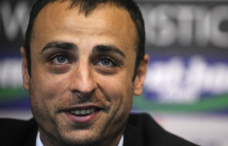 Chuyện Dimitar Berbatov phải rời Man Utd là điều mà nhiều người đã biết, vấn dề chỉ là điểm đến. Báo chí lần lượt đưa tin anh xuất hiện tại nước Ý để gia nhập Fiorentina, nhưng sau đó lại sắp trở thành cầu thủ của Juventus. Và điểm đến cuối cùng lại là sân Craven Cottage. Vậy vì đâu có sự lằng nhằng thông tin này? Chuyện Dimitar Berbatov phải rời Man Utd là điều mà nhiều người đã biết, vấn dề chỉ là điểm đến. Báo chí lần lượt đưa tin anh xuất hiện tại nước Ý để gia nhập Fiorentina, nhưng sau đó lại sắp trở thành cầu thủ của Juventus. Và điểm đến cuối cùng lại là sân Craven Cottage. Vậy vì đâu có sự lằng nhằng thông tin này?