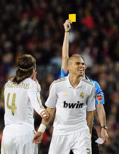 Các hậu vệ Real tìm mọi cách ngăn cản Barca, kể cả phạm lỗi và câu giờ