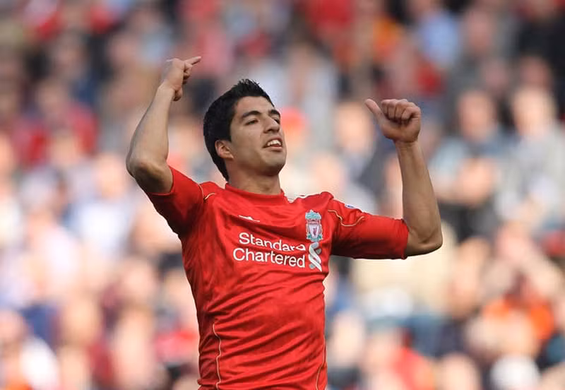 3) Xây dựng phong cách: Dalglish đã và đang có một sự mâu thuẫn khá lớn trong chính sách xây dựng Liverpool của cá nhân ông. Một mặt ông muốn Liverpool chơi bóng theo phong cách thuần Anh bằng việc mua về Carroll và Stewart Downing (Dalglish hầu như không làm HLV trong giai đoạn Premier League bắt đầu du nhập lối chơi Latin), nhưng mặt khác lại muốn đội bóng áo đỏ có sự kỹ thuật và mềm mại trong tấn công mà ví dụ cụ thể là sự xuất hiện của Luis Suarez thường xuyên trong vai trò trung phong. Sự chồng chéo và phức tạp trong việc định hình phong cách đã phần nào ảnh hưởng tới các cầu thủ khi bước ra sân. Sai lầm trong chuyển nhượng cũng góp phần tạo nên vấn đề này.