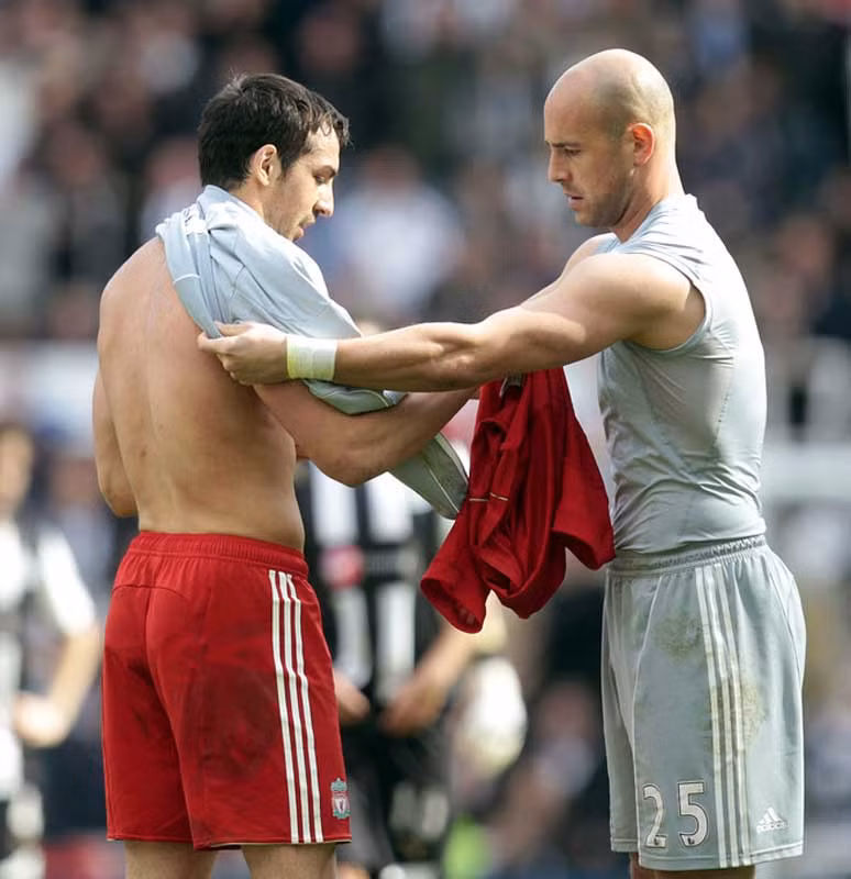 1) Thành tích: Liverpool đang đứng ở vị trí thứ 8 trên BXH, kém cả gã hàng xóm Everton một bậc. Chưa nói tới chuyện không được dự Champions League và nhận ít tiền thưởng, việc Liverpool đứng thứ 8 biến họ thành một đội bóng chỉ ở mức khá và sẽ làm mất đi sức hút với những ngôi sao muốn đến Premier League, góp phần gây khó khăn nếu The Kop muốn thực hiện một cuộc cách mạng lực lượng sau này.