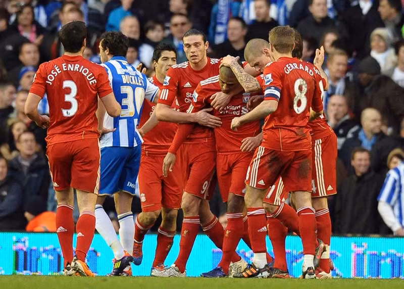 4) Chiến thuật: Liverpool rất mạnh trong bóng bổng và các tình huống cố định, tuy nhiên điểm yếu lớn nhất mà The Kop đang có đó là việc chuyển hóa cơ hội thành bàn thắng (ghi 36 bàn, tỷ lệ trung bình 16 cú dứt điểm/trận tức nhiều thứ 5 ở Premier League). Đa phần những pha lập công của họ mùa này có dấu ấn rất rõ rệt từ kỹ thuật cá nhân (đặc biệt là của Suarez) chứ không phải là tận dụng những pha đánh biên và tạt bổng vào trong hay đá phạt cố định (mới ghi 11 bàn từ các quả phạt, nhiều thứ 9 Premier League và ngang bằng với Chelsea). Liverpool đang phí phạm sự đa năng của các hậu vệ cánh như Glen Johnson, Jose Enrique và Martin Kelly, bởi những người này luôn cung cấp những giải pháp tấn công đa dạng từ 2 biên (Liverpool dẫn đầu giải Ngoại hạng về tỷ lệ trung bình số quả tạt với 29 quả tạt/trận).