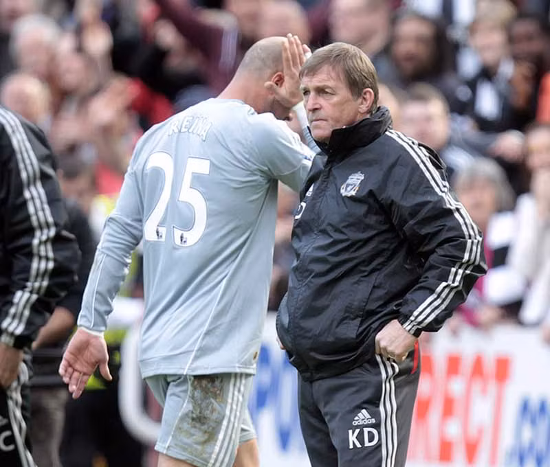Cá nhân người viết cho rằng dù Dalglish đã mang lại rất nhiều hiệu ứng tích cực cho Liverpool kể từ sau triều đại đầy sóng gió của Roy Hodgson, nhưng ông lại đưa ra quá nhiều quyết định khó hiểu trong thời gian nắm quyền. Việc thành tích của đội bóng thành phố Cảng sa sút trong mùa giải này có can hệ trực tiếp tới những quyết định đó. Sau đây là 5 lý do vì sao Dalglish nên rời khỏi ghế HLV ở sân Anfield.