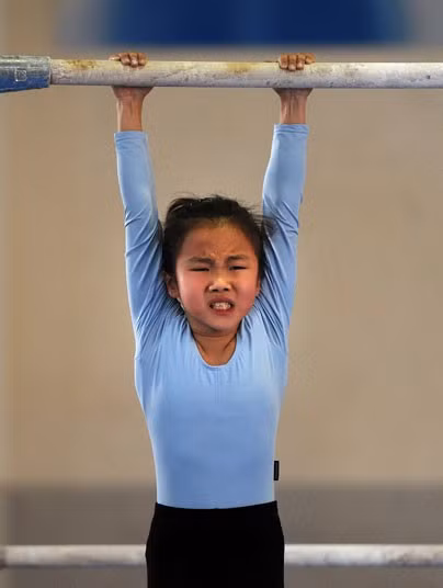 Một em nhỏ Trung Quốc đang tập luyện thể thao.