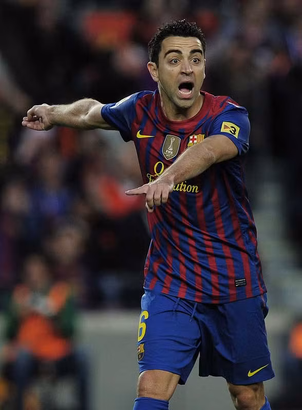 16. Tây Ban Nha - Xavi: Khi bạn xem Barcelona thi đấu, bạn thực chất đang xem Xavi soạn nhạc. Đó là điều cũng xảy ra ở ĐTQG, nơi Xavi là trung tâm. Tất nhiên là anh đang được phủ quanh bởi những cầu thủ xuất sắc nhất thế giới, nhưng ai có thể sánh bằng số đường chuyền chính xác và số km mà anh di chuyển trên sân trong mỗi trận đấu? Xavi là quả tim của La Roja, và nếu như La Roja có nguy cơ phải chết, Xavi chính là máy trợ tim.