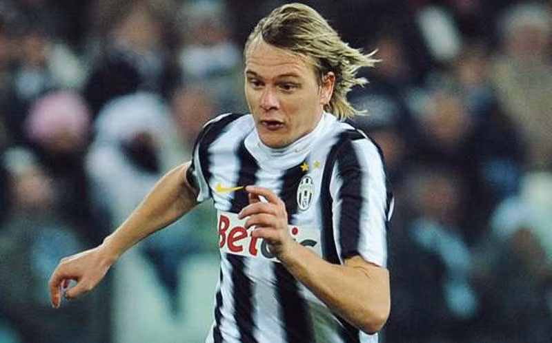 7. Theo trang Goal.com, Juventus sẽ có cuộc nói chuyện với Lazio mà nội dung chính là về tương lai của 3 cầu thủ Juve, tiền vệ Milos Krasic (ảnh), tiền vệ Pazienza và hậu vệ Reto Ziegler. Cả 3 người đều không còn chỗ trong đội hình của Antonio Conte và Juve đang muốn thanh lý họ để dọn chỗ cho những tân binh quan trọng. Krasic và Ziegler đều suýt đến Lazio trong giai đoạn 1 năm qua, và giờ đội bóng thủ đô nước Ý sẵn sàng tiếp cận họ một lần nữa.