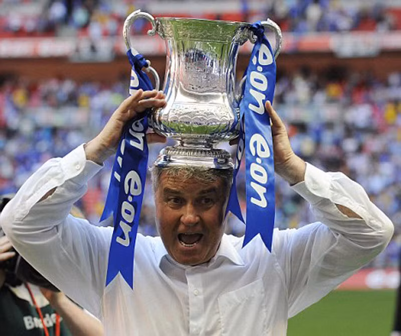 Trong một cuộc gặp mặt riêng, chủ tịch Chelsea, Roman Abramovich đã đến gặp AVB và ông trùm dầu lửa người Nga đã nói rõ suy nghĩ của mình rằng nếu HLV người Bồ không cải thiện được phong độ của The Blues, ông sẽ bị thay thế. Đã có tin Abramovich liên lạc với Guus Hiddink để mời lại HLV này về Stamford Bridge. Trong một cuộc gặp mặt riêng, chủ tịch Chelsea, Roman Abramovich đã đến gặp AVB và ông trùm dầu lửa người Nga đã nói rõ suy nghĩ của mình rằng nếu HLV người Bồ không cải thiện được phong độ của The Blues, ông sẽ bị thay thế. Đã có tin Abramovich liên lạc với Guus Hiddink để mời lại HLV này về Stamford Bridge.