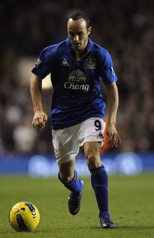 5. Tiền vệ ngôi sao người Mỹ Landon Donovan vừa khẳng định mong muốn của anh được ở lại Premier League lâu dài. Donovan đang chơi cho Everton dưới dạng cho mượn từ Los Angeles Galaxy vì giải nhà nghề Mỹ đang nghỉ. Tại Goodison Park, Donovan đã tỏa sáng trong 2 tháng qua như cách anh đã từng làm cách đây 2 năm và nhận được sự quý mến của các CĐV của The Toffees. 5. Tiền vệ ngôi sao người Mỹ Landon Donovan vừa khẳng định mong muốn của anh được ở lại Premier League lâu dài. Donovan đang chơi cho Everton dưới dạng cho mượn từ Los Angeles Galaxy vì giải nhà nghề Mỹ đang nghỉ. Tại Goodison Park, Donovan đã tỏa sáng trong 2 tháng qua như cách anh đã từng làm cách đây 2 năm và nhận được sự quý mến của các CĐV của The Toffees.