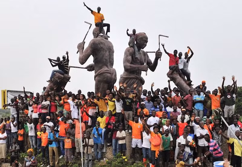 8. Bờ Biển Ngà thất bại đau đớn trong trận chung kết CAN 2012 trước Zambia khi không thể thắng trong loạt luân lưu cũng như những pha bỏ lỡ cơ hội đáng tiếc mà đặc biệt là của Didier Drogba. Tuy nhiên nếu như thất bại như thế sẽ gây ra sự phẫn nộ của dư luận trong nước (ví dụ: Việt Nam), thì hàng ngàn người dân ở thành phố Abidjan đã tới sân bay Felix Houphouet để chào mừng các cầu thủ trở về như những người anh hùng. 8. Bờ Biển Ngà thất bại đau đớn trong trận chung kết CAN 2012 trước Zambia khi không thể thắng trong loạt luân lưu cũng như những pha bỏ lỡ cơ hội đáng tiếc mà đặc biệt là của Didier Drogba. Tuy nhiên nếu như thất bại như thế sẽ gây ra sự phẫn nộ của dư luận trong nước (ví dụ: Việt Nam), thì hàng ngàn người dân ở thành phố Abidjan đã tới sân bay Felix Houphouet để chào mừng các cầu thủ trở về như những người anh hùng.