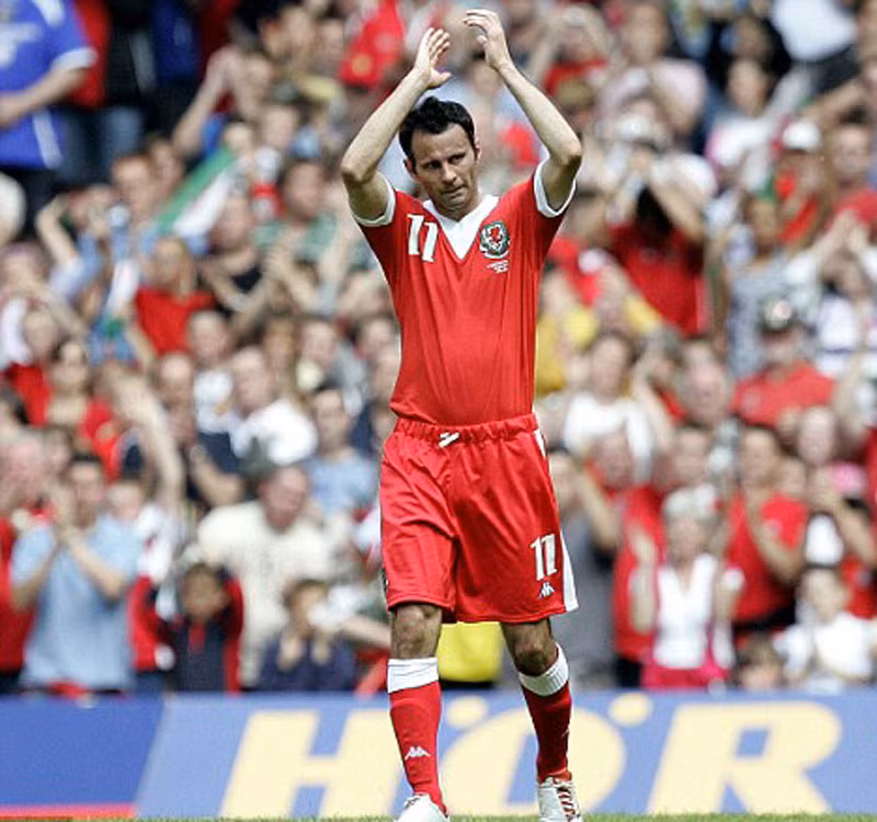 6. Ryan Giggs cho biết cho dù đã ở vào tuổi xế chiều của sự nghiệp, anh vẫn có một khao khát cháy bỏng để hướng tới, đó là cột mốc 1.000 trận đấu trong sự nghiệp. Trận đấu với Ajax của Man Utd tại Europa League đêm thứ Năm tới là lần thứ 900 anh khoác áo Quỷ Đỏ. Cộng thêm 64 lần chơi cho tuyển xứ Wales và cả ở cấp độ U18 lẫn U21, Giggs sẽ thức dậy vào buổi sáng thứ Sáu này với tổng cộng 969 trận. Vì vừa mới gia hạn thêm một năm với MU nên mục tiêu có thêm 31 trận đấu nữa là hoàn toàn trong tầm tay với của Giggs. 6. Ryan Giggs cho biết cho dù đã ở vào tuổi xế chiều của sự nghiệp, anh vẫn có một khao khát cháy bỏng để hướng tới, đó là cột mốc 1.000 trận đấu trong sự nghiệp. Trận đấu với Ajax của Man Utd tại Europa League đêm thứ Năm tới là lần thứ 900 anh khoác áo Quỷ Đỏ. Cộng thêm 64 lần chơi cho tuyển xứ Wales và cả ở cấp độ U18 lẫn U21, Giggs sẽ thức dậy vào buổi sáng thứ Sáu này với tổng cộng 969 trận. Vì vừa mới gia hạn thêm một năm với MU nên mục tiêu có thêm 31 trận đấu nữa là hoàn toàn trong tầm tay với của Giggs.