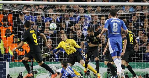 Gary Cahill suýt tung ra được cú dứt điểm trước cầu môn của Victor Valdes trong một tình huống hỗn loạn