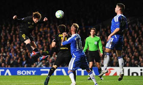 Messi với pha đánh đầu không người kèm bị Cech bắt gọn