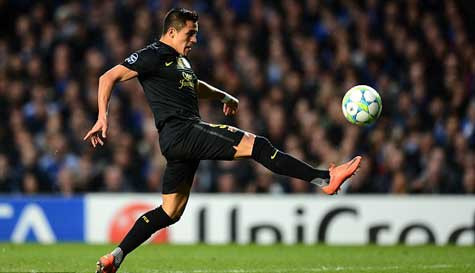 Alexis Sanchez với cú bấm bóng qua đầu Petr Cech đập trúng xà ngang