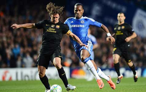 Drogba có cơ hội ghi bàn nhưng pha quặt bóng bị Puyol bắt bài (ảnh: Getty)