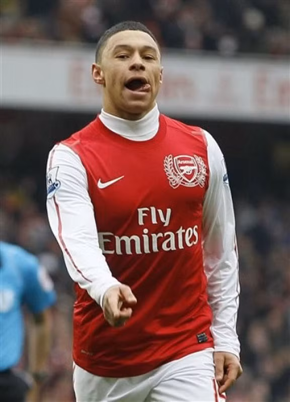 Alex Oxlade - Chamberlain có thể được đưa trở lại đội hình xuất phát sau khi đã bị đẩy lên ghế dự bị trong trận gặp Milan, buộc Tomas Rosicky bắt đầu từ băng ghế dự bị. Kieran Gibbs sẽ tiếp tục trở lại từ chấn thương với vị trí hậu vệ cánh trái. Alex Oxlade - Chamberlain có thể được đưa trở lại đội hình xuất phát sau khi đã bị đẩy lên ghế dự bị trong trận gặp Milan, buộc Tomas Rosicky bắt đầu từ băng ghế dự bị. Kieran Gibbs sẽ tiếp tục trở lại từ chấn thương với vị trí hậu vệ cánh trái.
