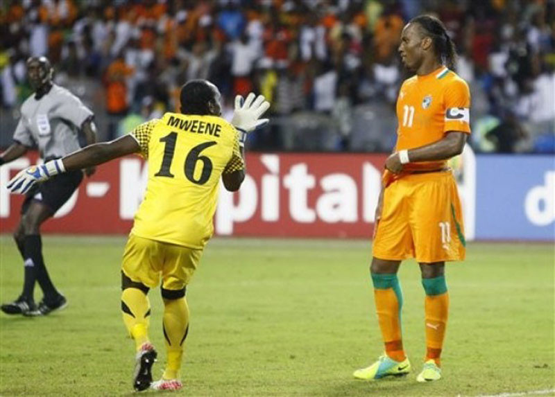 Thủ môn Mweene chế giễu Drogba theo kiểu John Cena. Lần thứ hai Mweene thắng được “Voi rừng”, và đây vẫn chưa phải lần cuối cùng Mweene đánh bại những tuyển thủ áo cam.