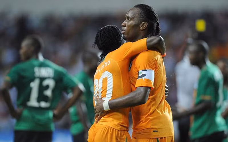 Phút 68, Gervinho bị phạm lỗi trong vòng cấm, tạo điều kiện để Drogba có cơ hội chuộc lỗi từ pha sút phạt đền hỏng năm 2006 trong trận chung kết với Ai Cập